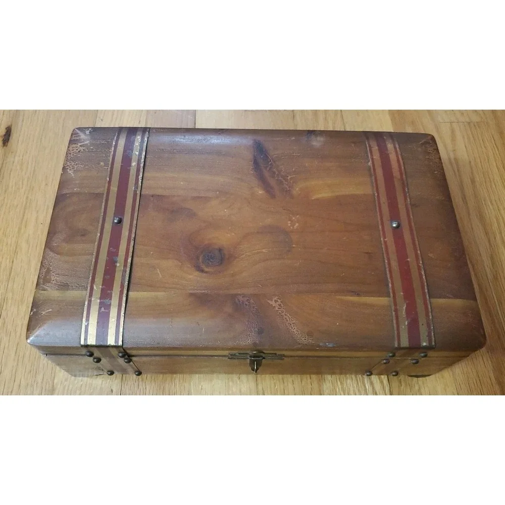 Distressed Vintage Cedar‎ Box Treasure Chest Hinged Lid Mirror Footed Lockable
